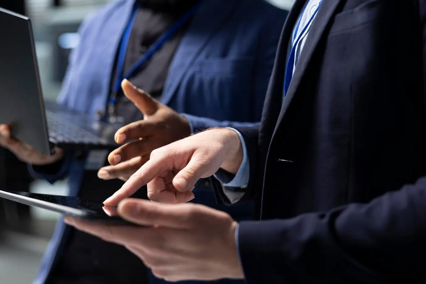 Разноэтническая группа техников и строительных подрядчиков анализирует данные.