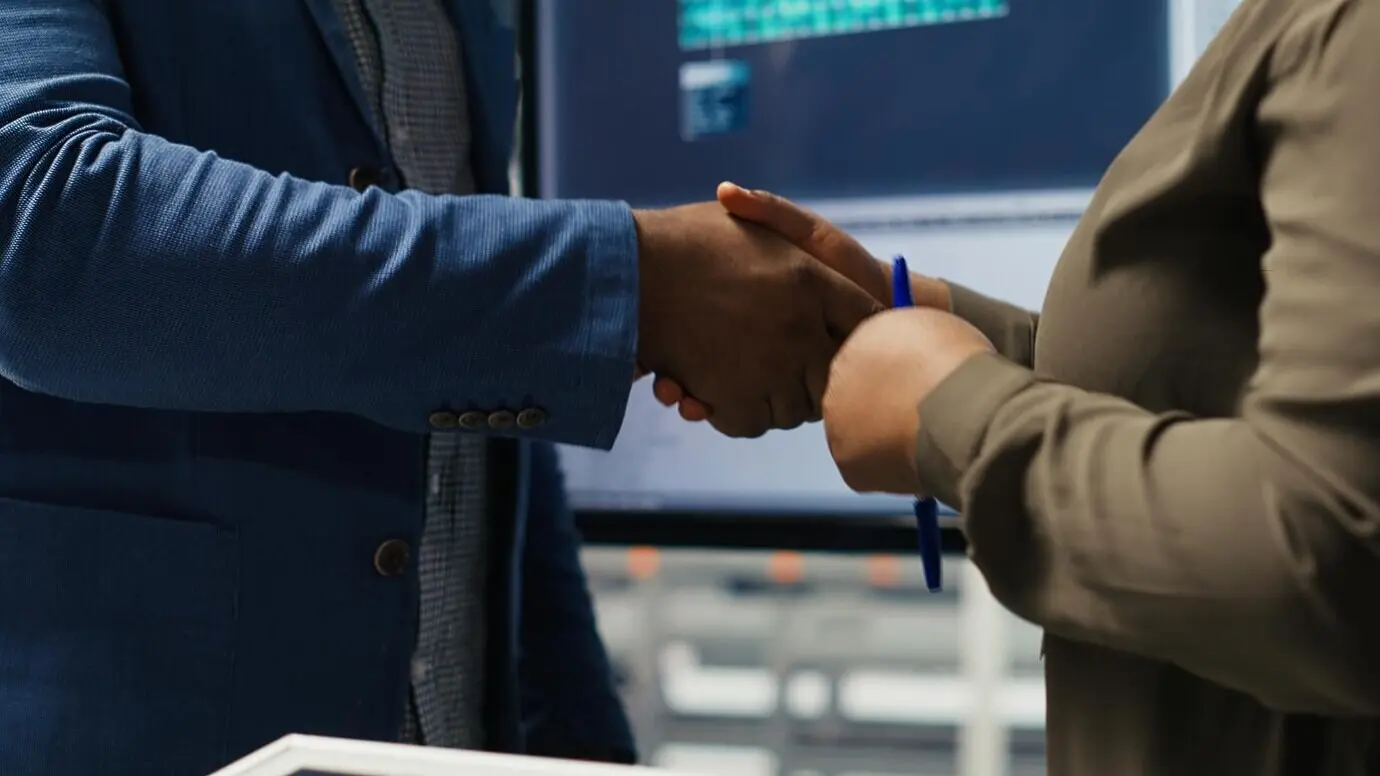 Менеджер фотовольтаического завода встречается с инвестором и беседует.