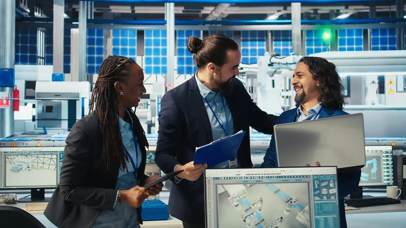 Весёлые инженеры фотовольтаического завода дают друг другу пять после стабилизации систем.